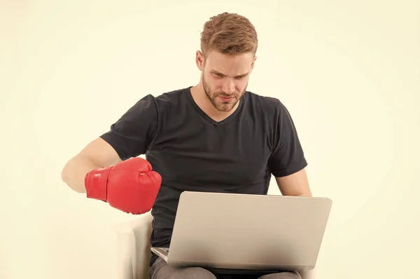 Dizüstü bilgisayarı olan adam beyaza izole edilmiş boks eldiveni giyiyor. Sakallı adam internet oyunu için bilgisayar kullanıyor. İnternette bahis ve spor bahisleri. İnternet sörfü ve sanal dünya. Modern yaşam için yeni teknoloji — Stok fotoğraf