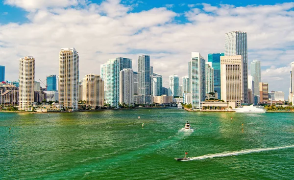 Yachter segla på havet till staden skyskrapor i Miami, Usa — Stockfoto