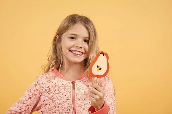 Sobremesa para menina feliz no fundo laranja — Fotografia de Stock