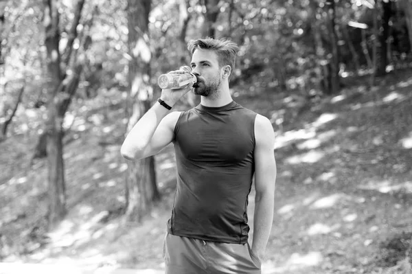 Agua potable. hombre bebiendo agua después del entrenamiento. hombre bebiendo agua sana. El deportista tiene sed y agua potable. refrescante y útil . — Foto de Stock