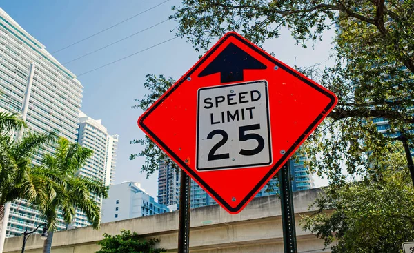 Предупреждение об ограничении скорости в Майами, США. Дорожный знак на городской дороге. Осторожно и предупредите концепцию. Транспортное движение и путешествия — стоковое фото