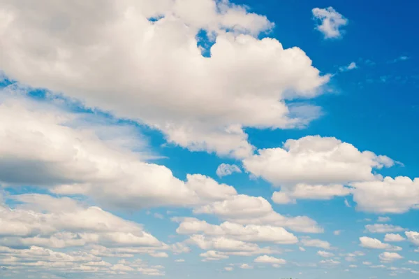 空と白い雲、アメリカのマイアミで。青い空を背景に cloudscape。天気と自然。自由と夢のコンセプトです。ワンダー ラストの冒険と発見 — ストック写真