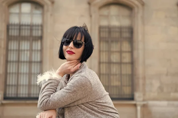 Mulher sensual em óculos de sol posar em Paris, França, moda. Mulher com cabelo morena, lábios vermelhos, maquiagem, beleza. Moda, cúmplice, moda. Linda, olha, faz as pazes. Cuidados com a pele, penteado, estilo — Fotografia de Stock