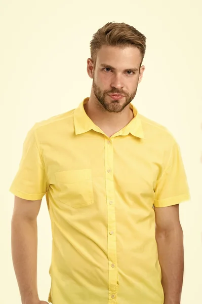 Mann mit ruhigem Gesicht posiert selbstbewusst im Baumwollhemd, weißem Hintergrund. Modekonzept. Der Mann sieht in einem lässigen gelben Leinenhemd attraktiv aus. Kerl mit Borsten trägt lässige oder formelle Kleidung — Stockfoto