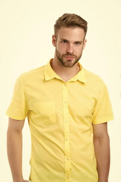 Homem no rosto calmo posando confiantemente em camisa de algodão, fundo branco. Conceito de moda. O homem parece atraente na camisa casual de linho amarelo. Cara com cerda usa desgaste casual ou formal — Fotografia de Stock