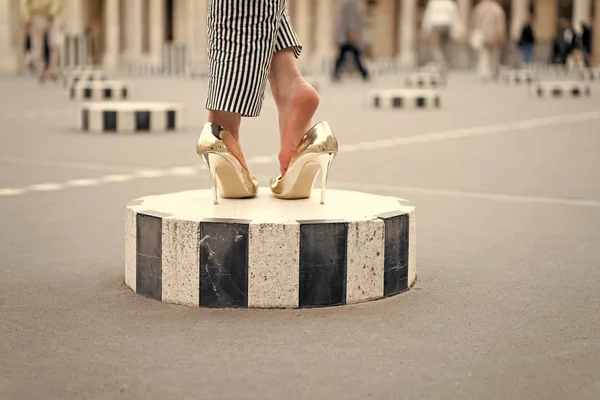 Chaussures à talons hauts sur pieds féminins sur la place de la ville. Jambes en or glamour chaussures paris, france. Chaussures de mode sur colonne extérieure. Style de mode et concept de vogue. concept look luxe et tendance . — Photo