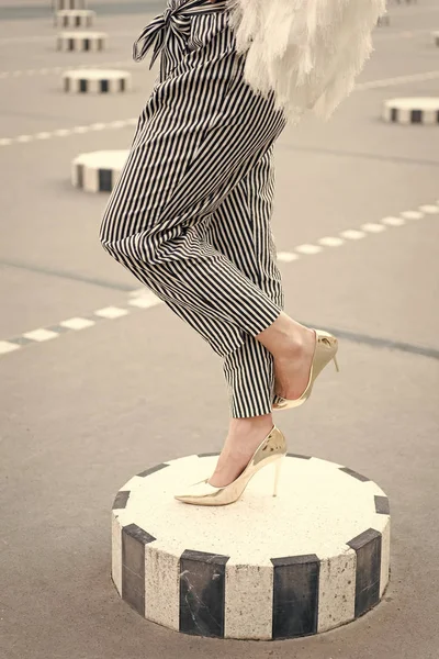 Estilo accesorio de moda y concepto de moda. Patas en glamour zapatos dorados paris, francia. Zapatos de tacón alto en pies femeninos en la plaza de la ciudad. Zapatos de moda en columna exterior. concepto de lujo y aspecto de moda. — Foto de Stock