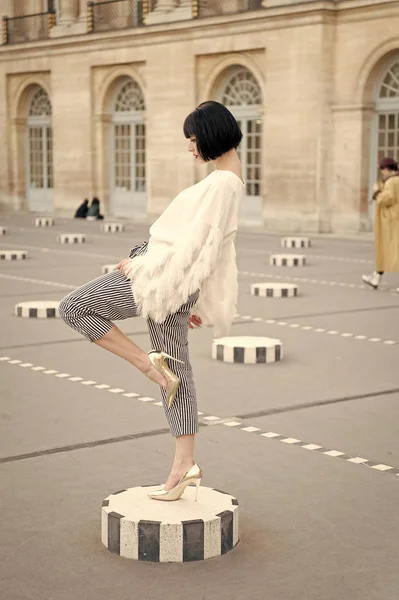 Mujer joven de moda en blusa blanca y zapatos de tacón alto en las calles de la ciudad. Moda en París, Francia — Foto de Stock