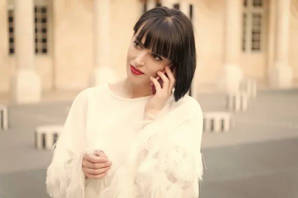 Mulher com lábios vermelhos falar no smartphone em Paris, França. Mulher com cabelo morena segurar telefone celular. Menina de beleza com olhar sexy. Modelo de moda com dispositivo móvel. Nova tecnologia para a vida moderna — Fotografia de Stock