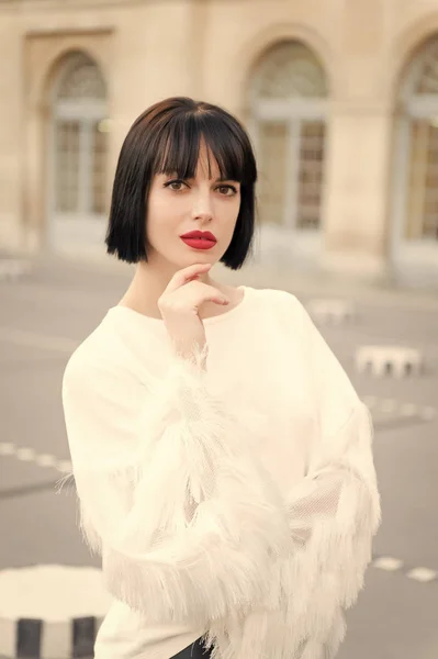 Vacker ung kvinna njuter av palatset i Paris, Frankrike — Stockfoto