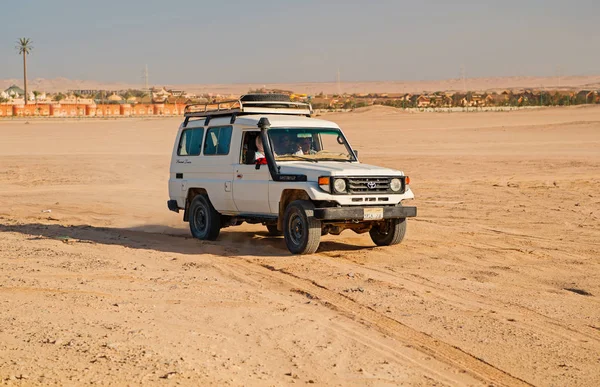 Voiture hors route conduire sur le paysage désertique. Jeep pour safari sur ciel bleu ensoleillé. Camion voiture Voyage dans les dunes de sable. Désir et aventure. Défi, vitesse et concept extrême — Photo