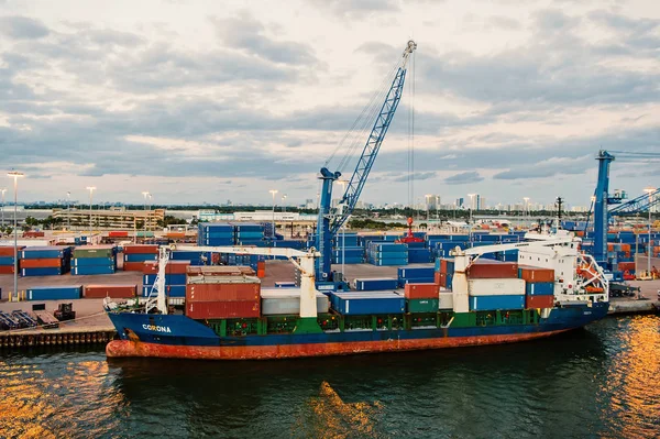 Miami, Verenigde Staten - 01 maart 2016: vrachtschip in maritieme Containerhaven met containers en kranen. Haven of terminal op bewolkte hemel. Vracht verzending levering logistiek en koopwaar concept — Stockfoto