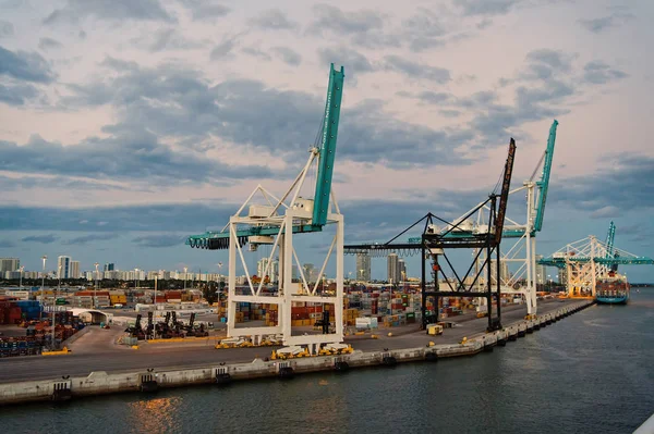 Miami, EE.UU. - 01 de marzo de 2016: puerto marítimo de contenedores con grúas y contenedores de carga. Puerto o terminal en el cielo nublado. Logística de envío de mercancías y concepto de mercancía — Foto de Stock