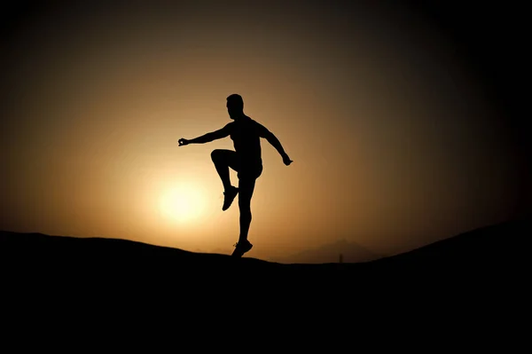 Atleta com corpo muscular ao entardecer — Fotografia de Stock