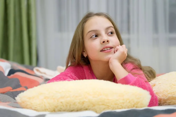 Tiempo agradable de relajación. Salud mental y positividad. Guiones gratuitos de meditación y relajación para niños. Niña pequeña, relájate en casa. Relajación nocturna antes de dormir. Concepto de cuidado infantil — Foto de Stock