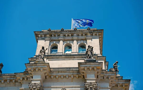 Banderas de la unión europea ondeando en el viento en el famoso edificio del Reichstag, sede del Parlamento alemán Deutscher Bundestag, en un día soleado con cielo azul y nubes, distrito central de Berlín Mitte —  Fotos de Stock
