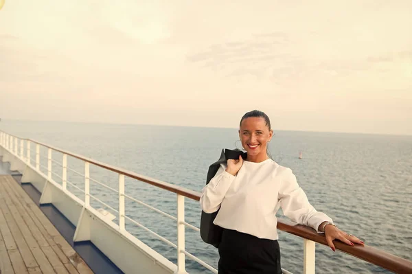 Moda, belleza, mira. Mujer feliz con chaqueta de negocios a bordo en Miami, EE.UU. Viajar por negocios. Sensual sonrisa de mujer a bordo del barco en el mar azul. Lujuria, aventura, descubrimiento, viaje — Foto de Stock