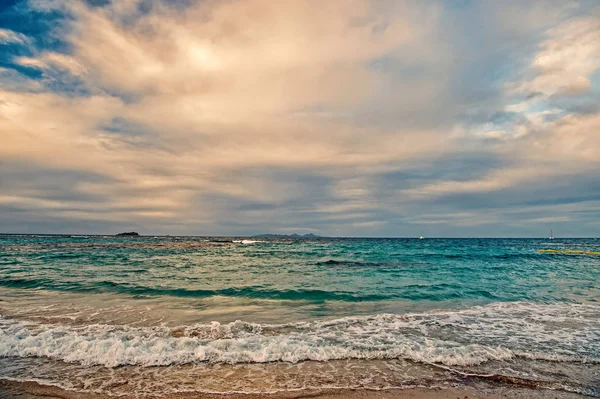 Playa de la isla de San Martín. Playa caribeña. Mar Caribe. Mar de agua azul. Hermosa playa caribeña. Caribe isla azul agua con cielo azul . — Foto de Stock