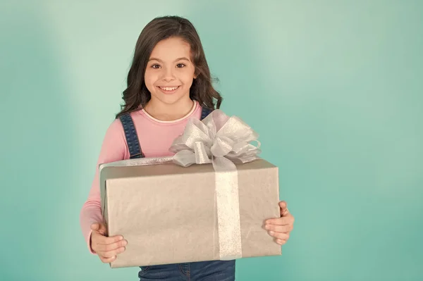 Niña feliz con caja de regalo — Foto de Stock