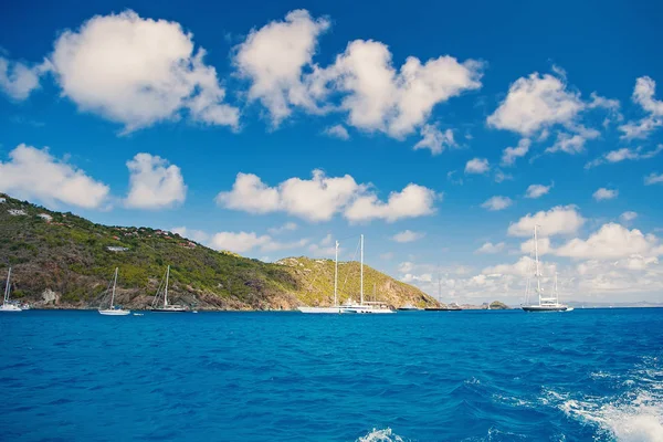 Gustavia에 흐린 푸른 하늘에 바다에서 항해 하는 범선 st.barts. 항해 그리고 요트 모험입니다. 열 대 섬에 여름 휴가입니다. 물 수송 및 선박 — 스톡 사진