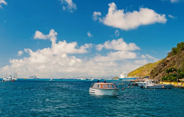 Bulutlu gökyüzü mavi denizde motorlu tekne seyahat. Teknede seyahat. Su ulaştırma araçları ve gemi. Tropik adada tatil yaz — Stok fotoğraf