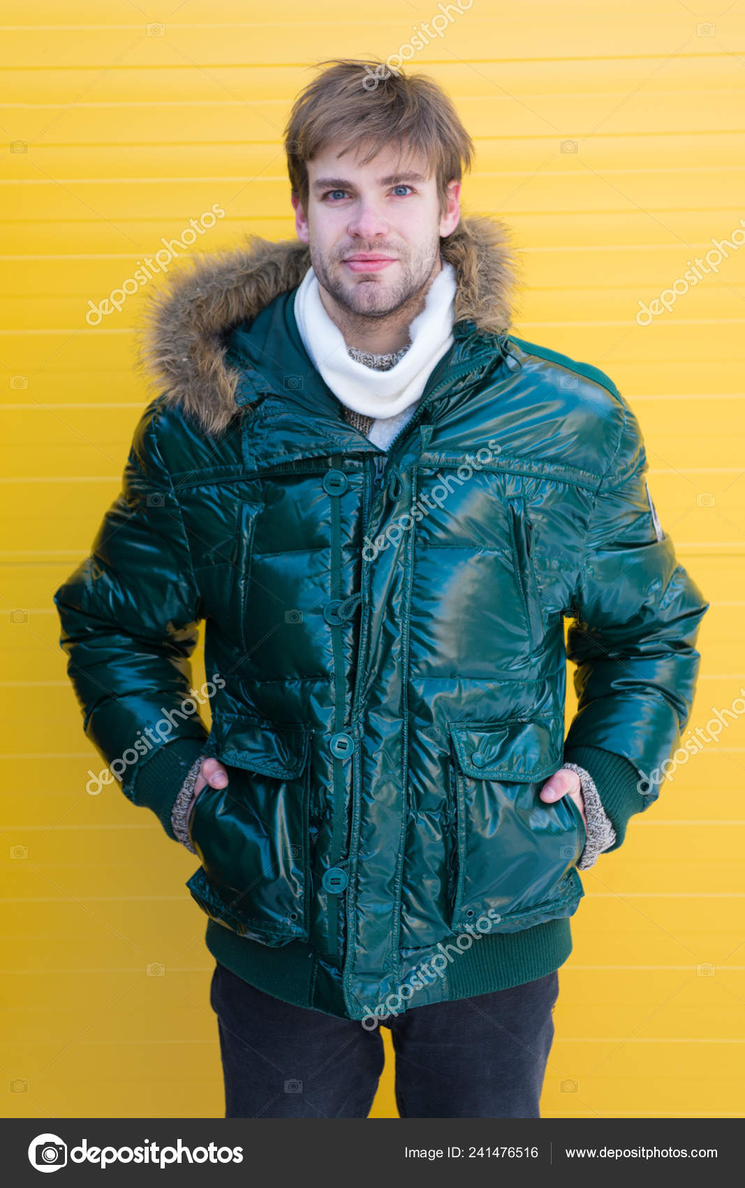 Porter Des Accessoires D'hiver Clés Homme Barbu En Pull Et écharpe