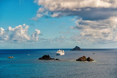 Cruise gemi mavi denizde gustavia, bulutlu gökyüzü üzerinde st.barts. Su, keşif ve macera seyahat. Gemi ve deniz taşıma. Yaz tatil ve tatil hedef
