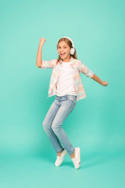 Müzik onun için mutluluktur. Dans eden kız. Müzik dans mutlu küçük kız. Küçük kız kulaklık müzik dinlemek. Şirin çocuk mutlu dans müzik keyfi. Bir dans içine breaking