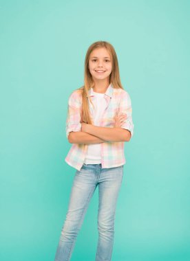 Elbise model oluşturmak için kullanılan. Rahat tarzı giyen küçük çocuk. Şık küçük kız çocuğu. Uzun sarı saçlı küçük kız. Küçük moda model güzellik bakışla. Ayak uydurarak moda kız