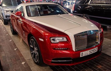 Dubai Alışveriş Merkezi'nin yanında lüks araç Rolls Royce Wraith. Rolls Royce ünlü pahalı lüks otomobil markası arabadır