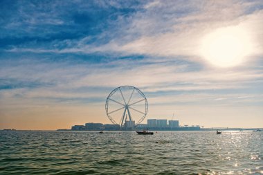 Dönme dolap içinde Dubai, Birleşik Arap Emirlikleri, mavi denizi