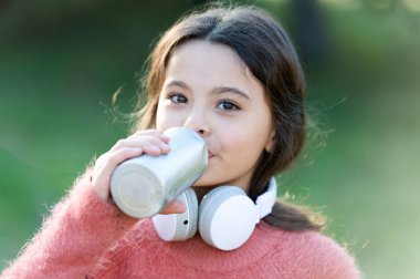 Müzik her zaman benimle. Kulaklıklar ile kız şirin çocuk. Nedenleri kulaklık kullanmanız gerekir. Kulaklık dünya değişti. Kulaklık gizlilik kamusal alanlarda için getir. Aktif yaşam tarzı müzik çalma listesi