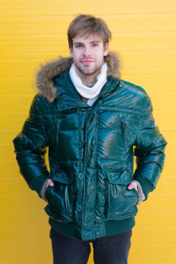 Kış hayatta kalmak için anahtar. Kapşonlu ceket giyen yakışıklı adam. Soğuk hava tarzı şık adam. Sıcaklık ve konfor zevk bir modeldir. Soğuk kış şartları için rahat moda ceket.