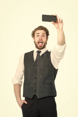 İşadamı ile telefon beyaz arka plan üzerinde izole kıyafeti