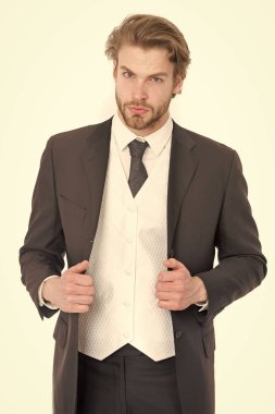 Yöneticisi üzerinde ciddi bir yüz sakallı. İş ve başarı. Moda ve güzellik. Adam beyaz izole resmi kıyafeti. İşadamı veya siyah ceketli ceo.