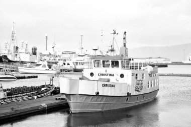 Reykjavik, İzlanda - 14 Ekim 2017: Deniz limanındaki turistik gemi. Gemiyle seyahat etmek. Daha iyi bir seyahat yolu. Boş zamanı eğlenceli yapan turistik operatör.