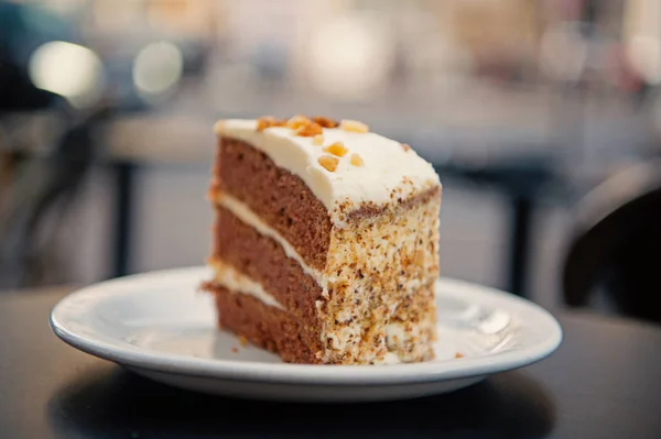 Торт со сливками, еда. Кусочек торта на белой тарелке в Париже, Франции, десерт. Искушение, концепция аппетита. Десерт, еда, закуски, выпечка. Кухня, меню, блюда, рецепт . — стоковое фото