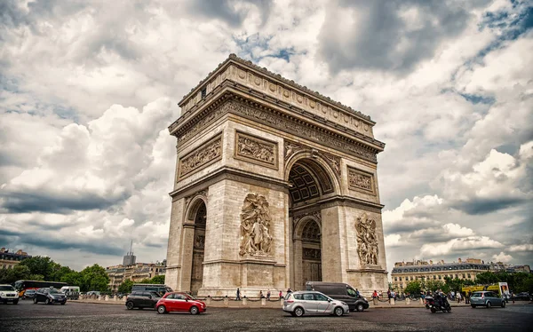 París, Francia - 02 de junio de 2017: Arco del Triunfo en el cielo nublado. Monumento al arco en el centro de la plaza ocupada. Vacaciones y turismo en la capital francesa. Concepto de liberación y honor de la victoria — Foto de Stock