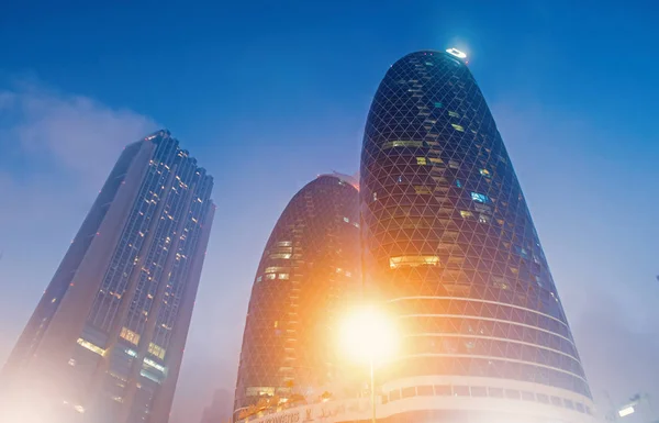 Dubaï, Émirats arabes unis - 23 décembre 2017 : gratte-ciel avec éclairage sur ciel bleu. Architecture ou structure et design. Propriété commerciale ou immobilier. Succès et concept futur — Photo