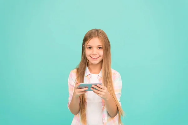 Experiencia social en línea. Niña usando el teléfono móvil. Niña pequeña con smartphone. Adorable niño aprendiendo nuevas tecnologías. Lindo usuario de tecnología de teléfono móvil. Ver vídeo en el dispositivo móvil —  Fotos de Stock