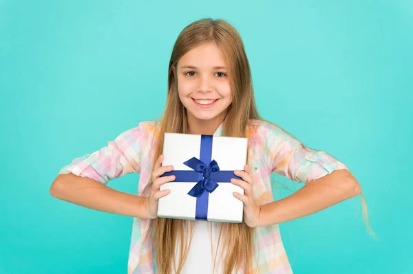 在拳击日。小女孩在买礼物后。小购物狂, 礼物包裹在盒子里。小孩子拿着礼品盒绑丝带弓。可爱的购物者喜欢做一点购物 — 图库照片