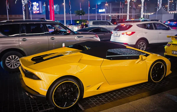 Supercar de luxe Lamborghini Huracan couleur jaune garé à côté du centre commercial Dubai. Lamborghini est célèbre voiture de marque automobile chère — Photo