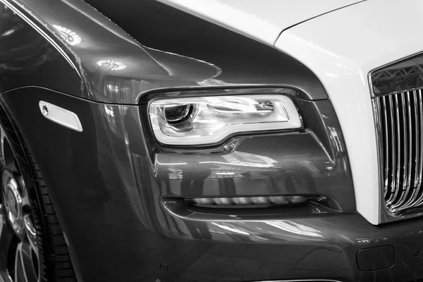Carro de luxo Rolls Royce Wraith ao lado do shopping Dubai — Fotografia de Stock
