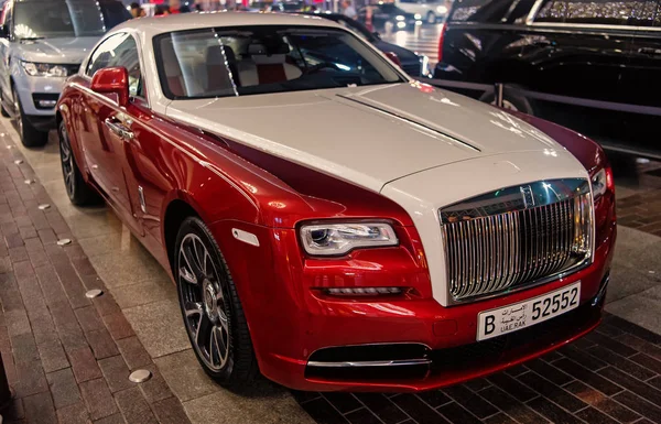 Luxusní auto Rolls Royce Wraith vedle nákupního centra Dubai mall. Rolls Royce je slavný drahé luxusní automobilové značky auto — Stock fotografie