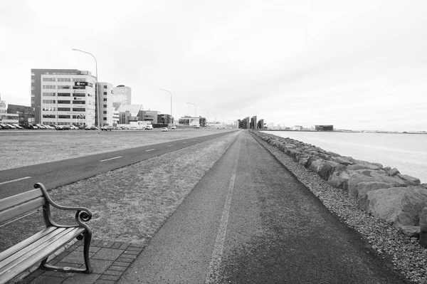 Reykjavík, Island - 12. října 2017: pobřežní krajina. Cestování napříč krajinou. Mořské promenádní silnice na přírodní krajině. Užijte si cestování podél moře. Štěstí je cestování — Stock fotografie