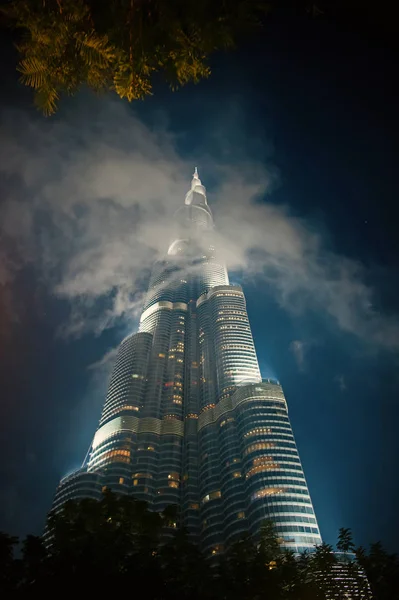 Burj khalifa in de nacht en de smog. Burj khalifa is het hoogste gebouw ter wereld, Downtown op 24 december 2017 in Dubai, Verenigde Arabische Emiraten — Stockfoto