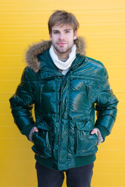 冬を存続へのキー フード付きのコートを着ているハンサムな男 寒さスタイルでファッショナブルな男 ファッションモデルの暖かさと快適さを楽しみます 寒い冬の条件のためのカジュアルなファッション コート — ストック写真