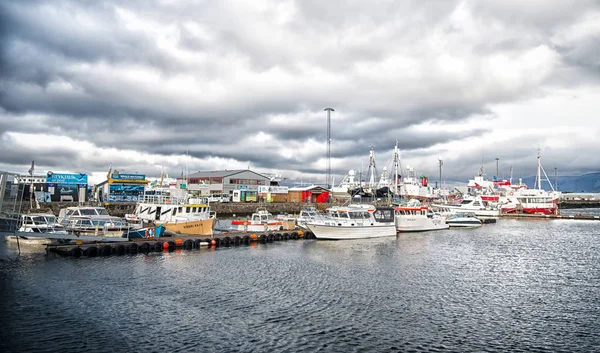 Reykjavik, Iceland - 13 oktober 2017: yachter på havet piren vid liten by. Segelbåtar på kusten på molnig himmel. Vattentransporter och resor sjövägen. Semester eller reslust och reser — Stockfoto