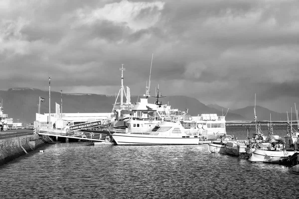 Reykjavik, İzlanda - 14 Ekim 2017: limana yanaşan gemiler. Gemiyle seyahat et. Doğal limanı görmenin en iyi yolu. Lüks içinde seyahat edin. — Stok fotoğraf