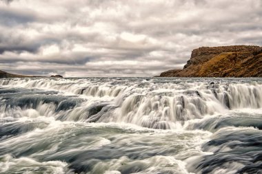 Reykjavik, İzlanda içinde nehir rapids. Su akışı akışı. Su üzerinde bulutlu gökyüzü düşüyor. Hız ve türbülans. Vahşi doğa manzara. Yolculuk tutkusu ve tatil